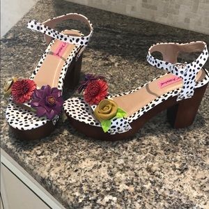 Gorgeous Betsey Johnson sandals size 7 1/2!